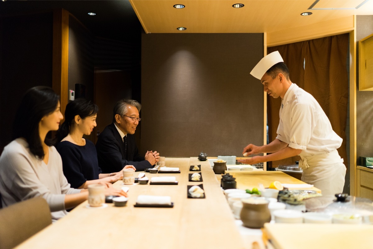 旬の素材を活かして丁寧に仕上げた一皿を味わい江戸前の技をご覧ください